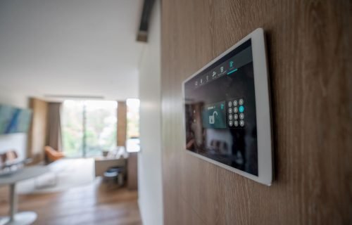 best-home-security-companies-c4e6e05a69624ac080497d6cf57834d0 apsaugos sistemos klaviatūra