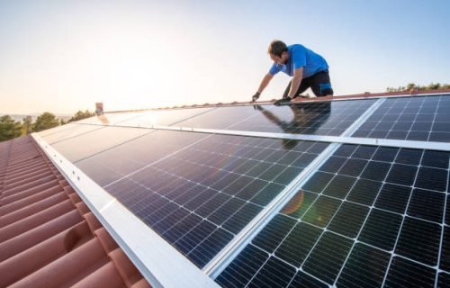 istockphoto-1312981460-612×612 montuojama saulės elektrinė ant stogo