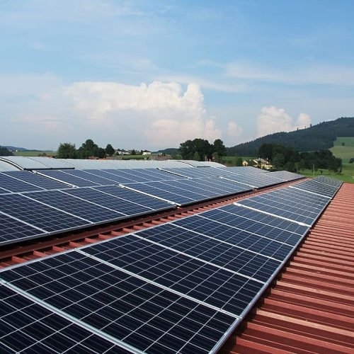 solar-power-solar-panels-photovoltaics-panels saulės elektrinė ant stogo